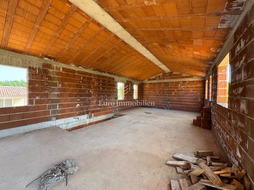 Istria - casa in costruzione con piscina