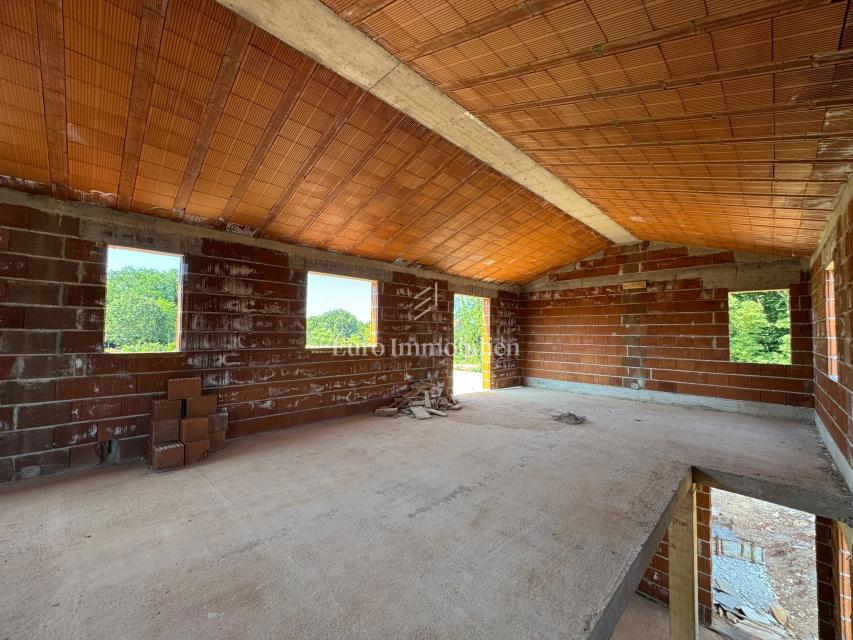 Istria - casa in costruzione con piscina