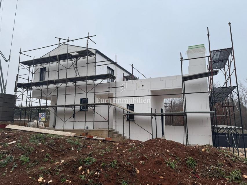 Istria - casa in costruzione con piscina