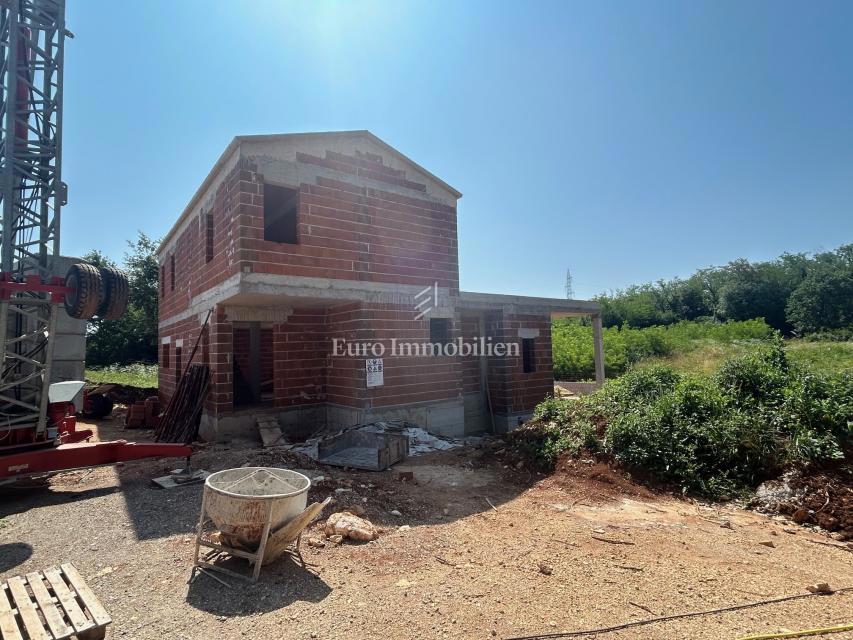 Istria - casa in costruzione con piscina