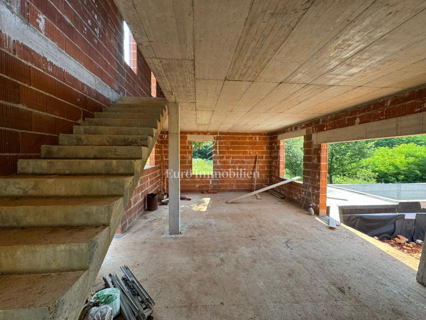 Istria - casa in costruzione con piscina