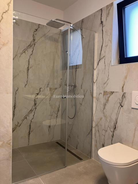 Klenovica, appartamento in prima fila sul mare