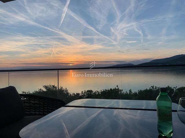 Klenovica, appartamento in prima fila sul mare