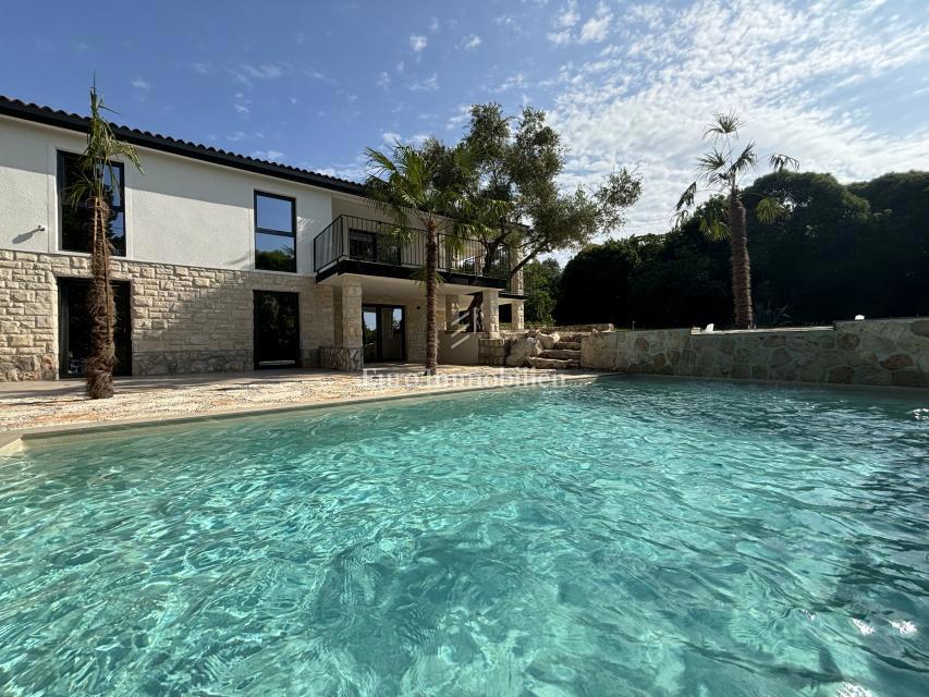 Casa con 3 appartamenti e piscina vicino al mare