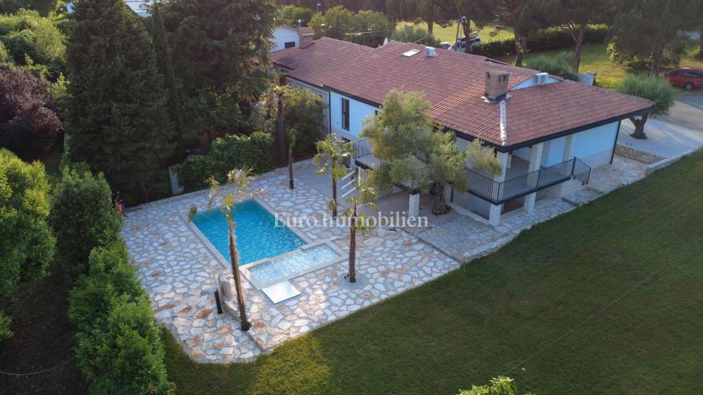 Casa con 3 appartamenti e piscina vicino al mare