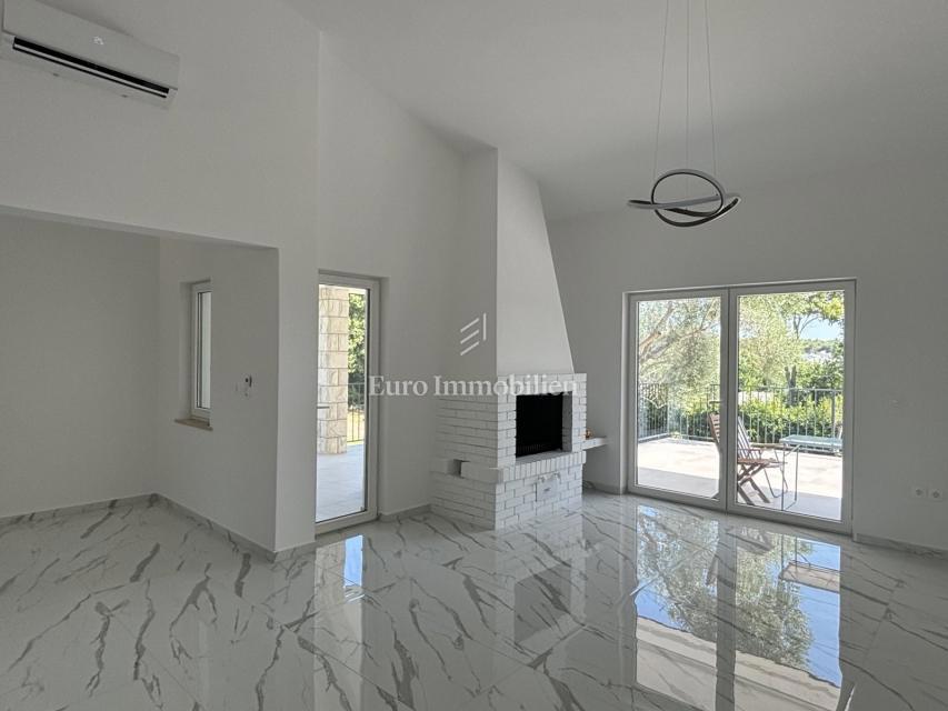 Casa con 3 appartamenti e piscina vicino al mare