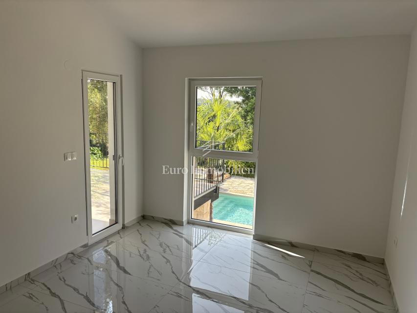 Casa con 3 appartamenti e piscina vicino al mare