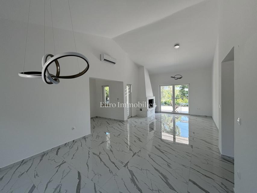 Casa con 3 appartamenti e piscina vicino al mare