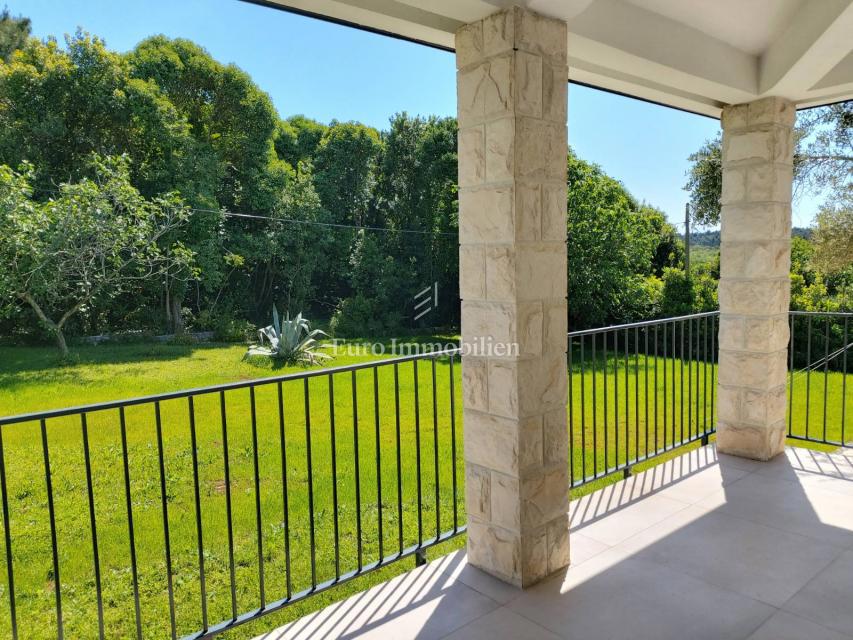 Casa con 3 appartamenti e piscina vicino al mare