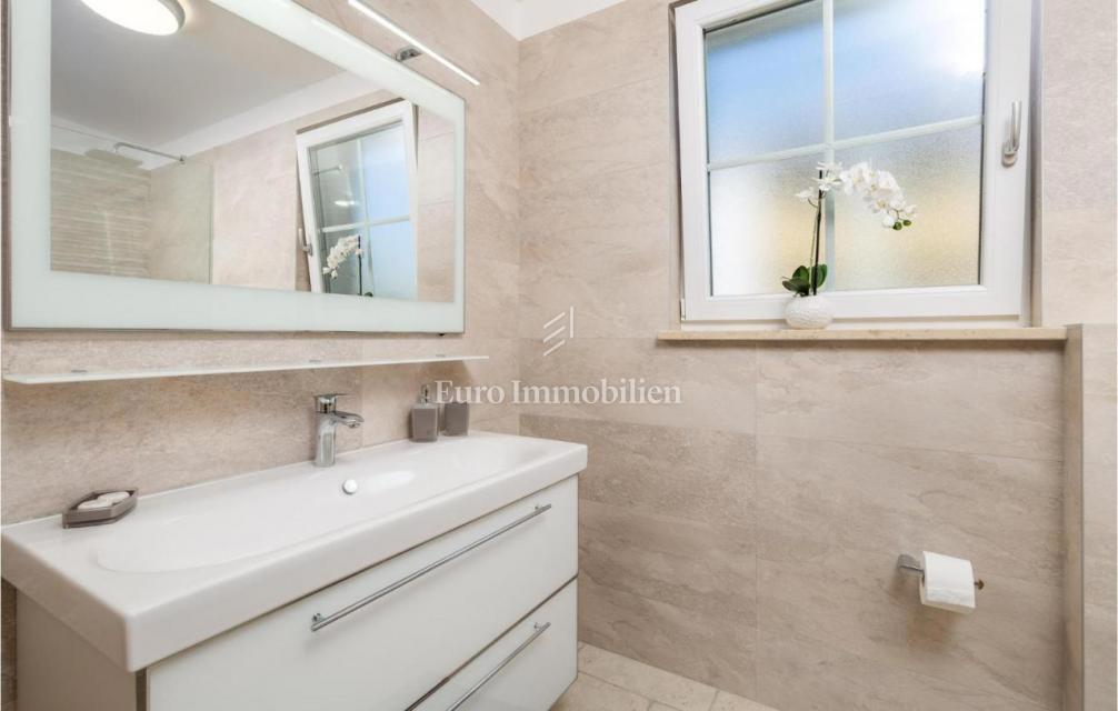 Tre ville con piscina vicino al mare, Krk