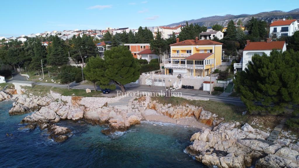 Edificio residenziale commerciale in prima fila sul mare