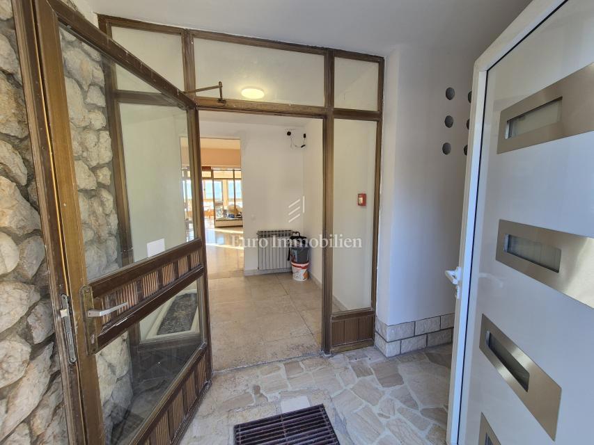 Edificio residenziale commerciale in prima fila sul mare