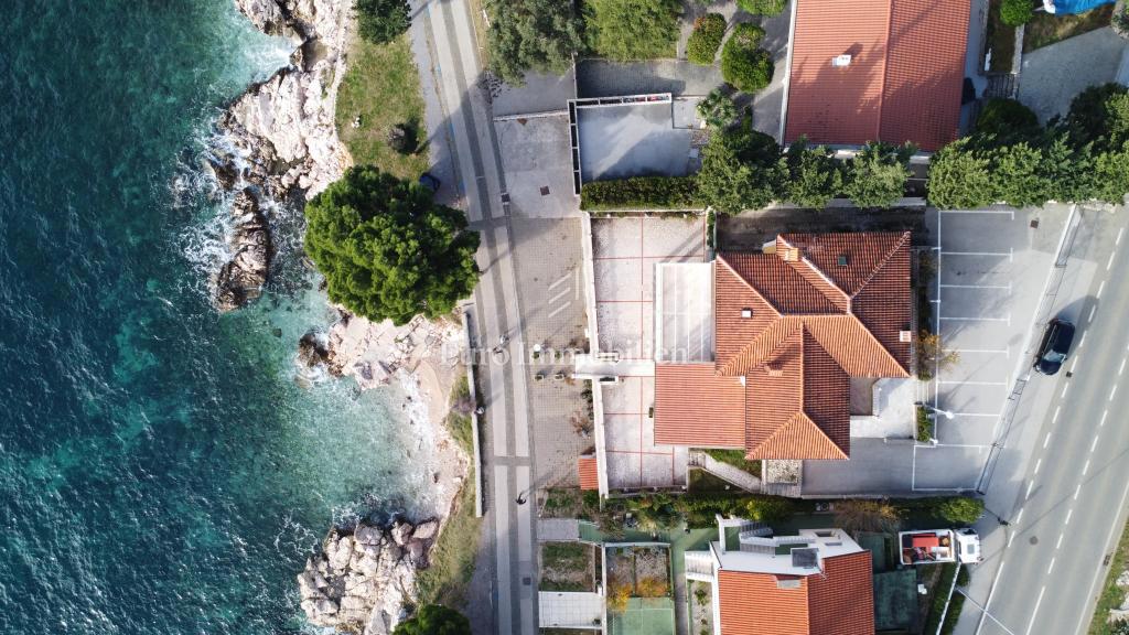 Edificio residenziale commerciale in prima fila sul mare