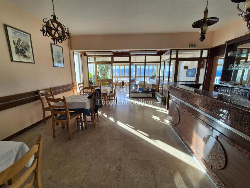 Edificio residenziale commerciale in prima fila sul mare