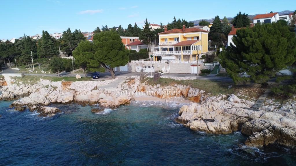 Edificio residenziale commerciale in prima fila sul mare