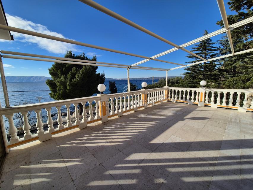 Edificio residenziale commerciale in prima fila sul mare