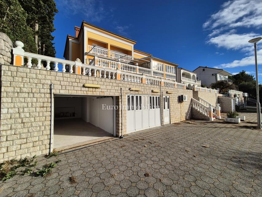 Edificio residenziale commerciale in prima fila sul mare