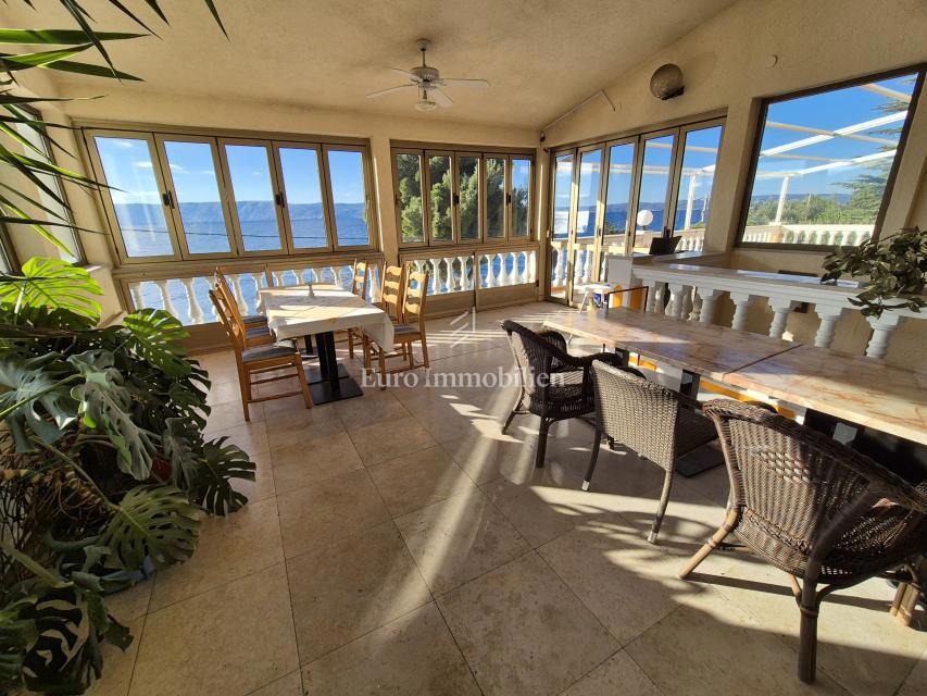 Edificio residenziale commerciale in prima fila sul mare