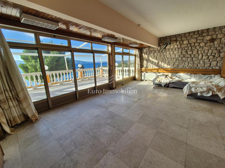 Edificio residenziale commerciale in prima fila sul mare