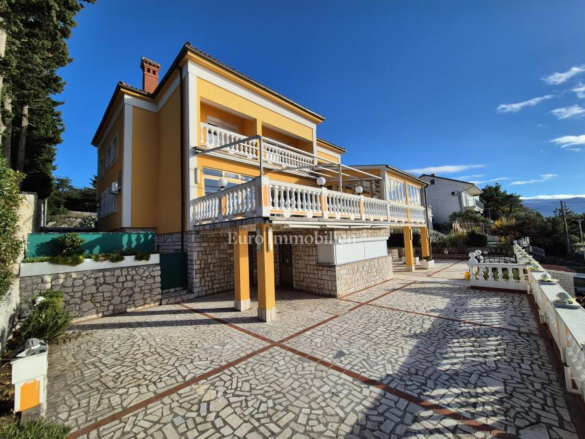 Edificio residenziale commerciale in prima fila sul mare