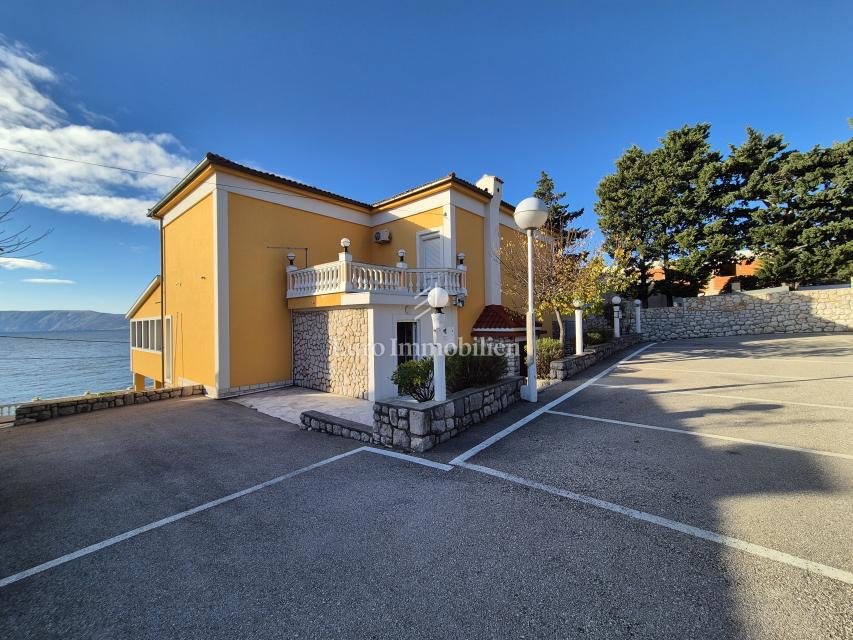 Edificio residenziale commerciale in prima fila sul mare