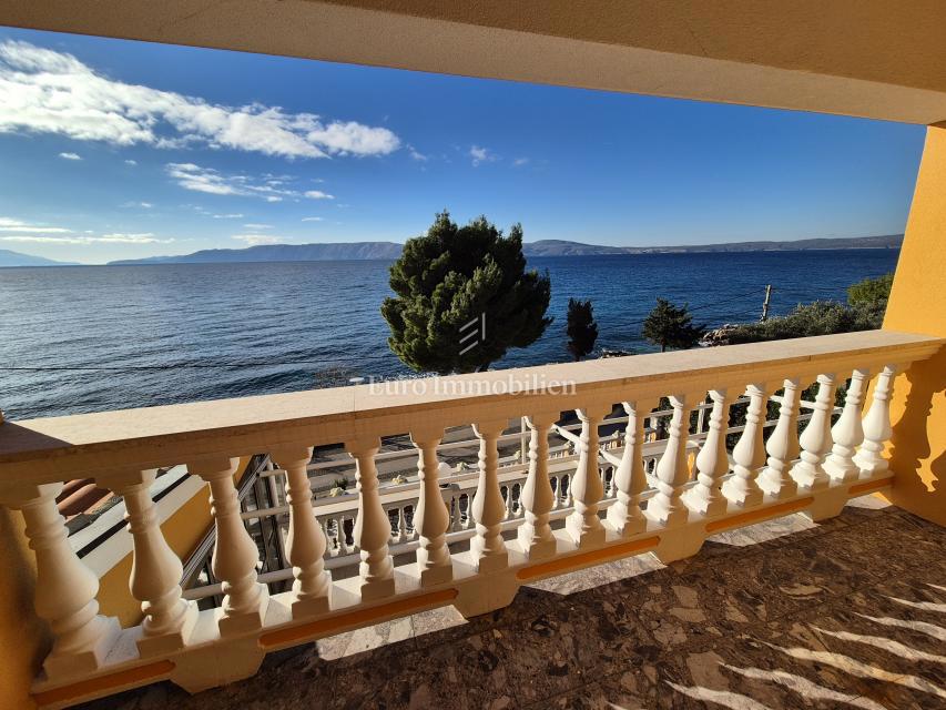 Edificio residenziale commerciale in prima fila sul mare