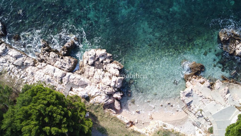 Edificio residenziale commerciale in prima fila sul mare