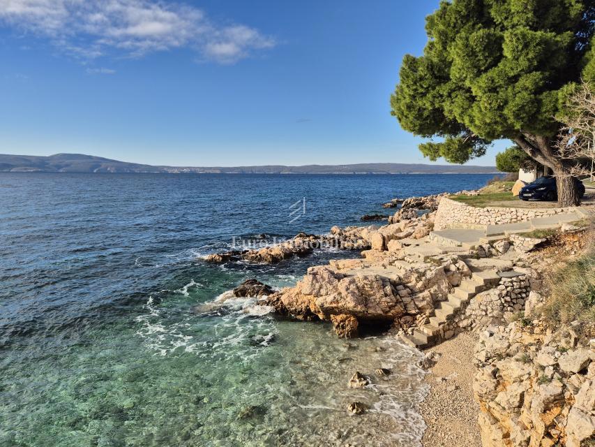 Edificio residenziale commerciale in prima fila sul mare