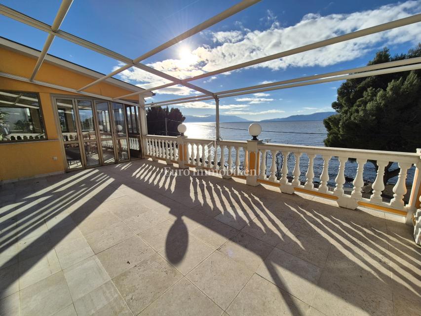 Edificio residenziale commerciale in prima fila sul mare