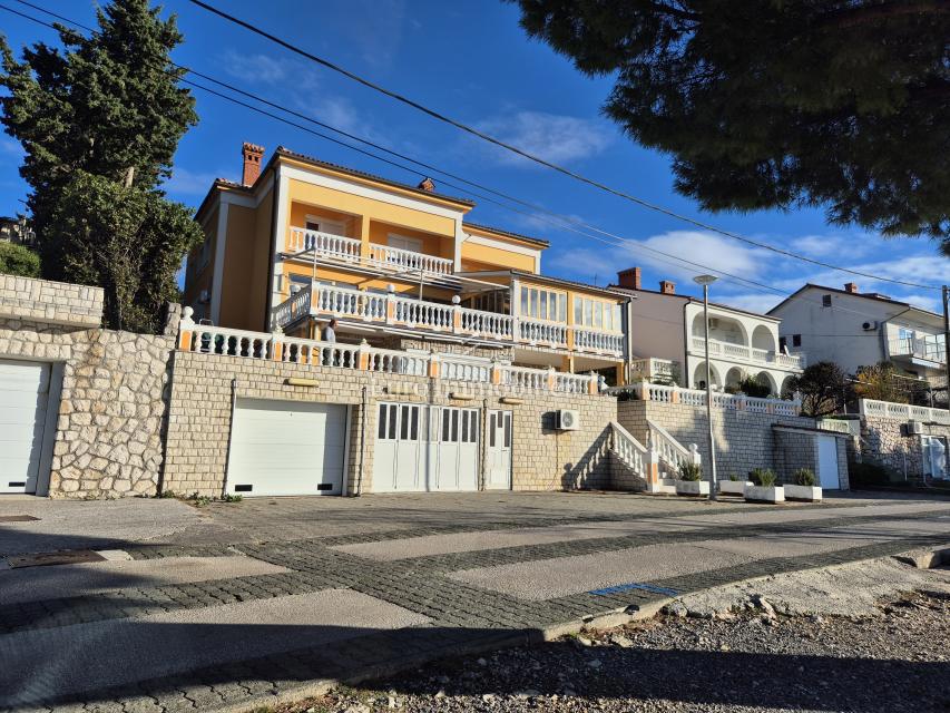 Edificio residenziale commerciale in prima fila sul mare