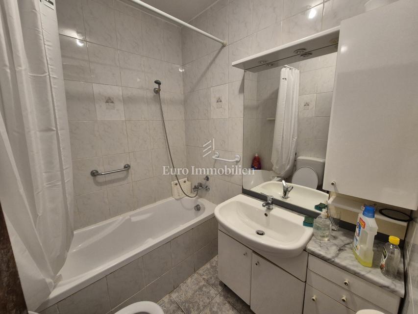 Edificio residenziale commerciale in prima fila sul mare