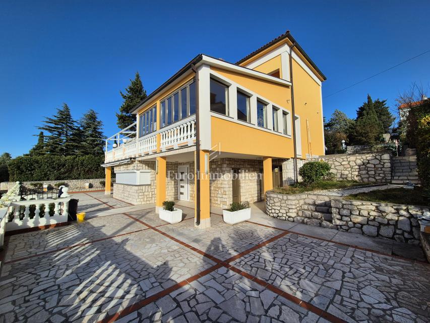 Edificio residenziale commerciale in prima fila sul mare