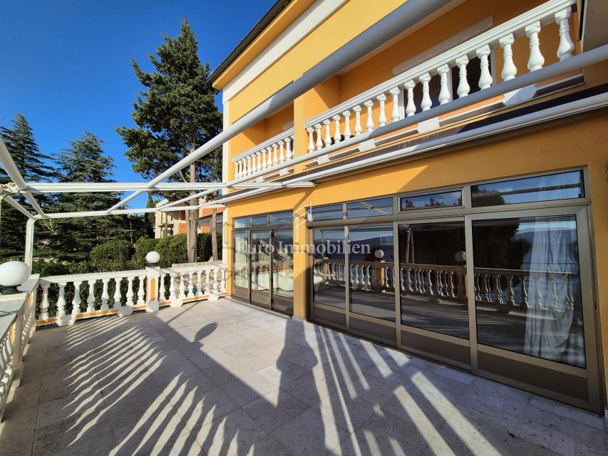 Edificio residenziale commerciale in prima fila sul mare