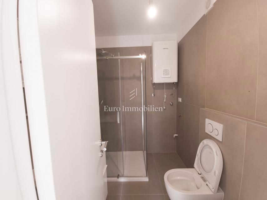 Appartamento nuovo con giardino e garage, Mali Lošinj