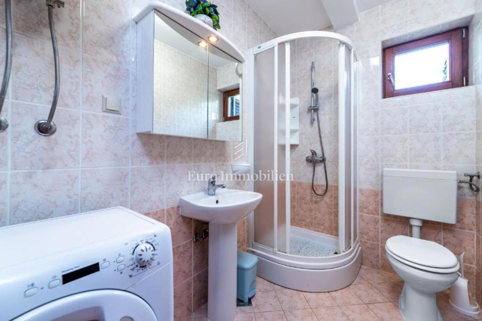 Ampio appartamento al piano terra con giardino curato