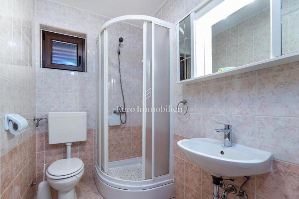 Ampio appartamento al piano terra con giardino curato