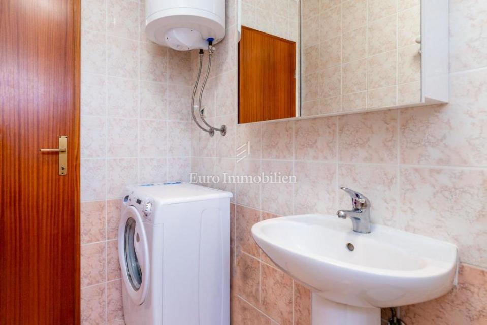 Ampio appartamento al piano terra con giardino curato