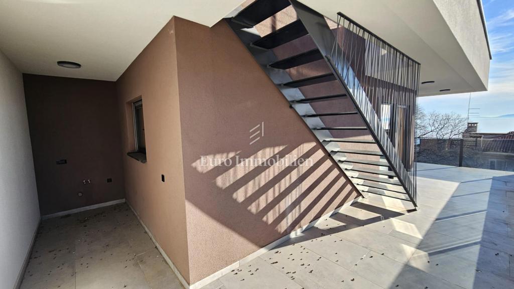 Attico di lusso con terrazza e 3 posti auto