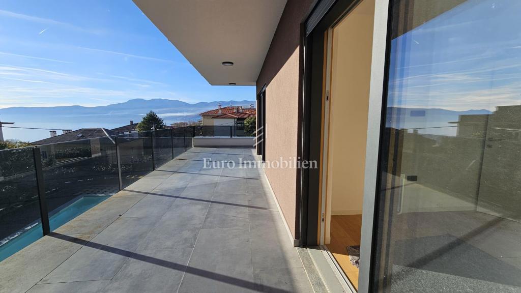 Attico di lusso con terrazza e 3 posti auto