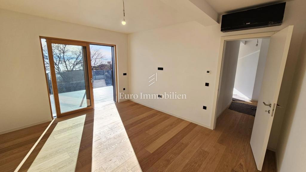 Attico di lusso con terrazza e 3 posti auto