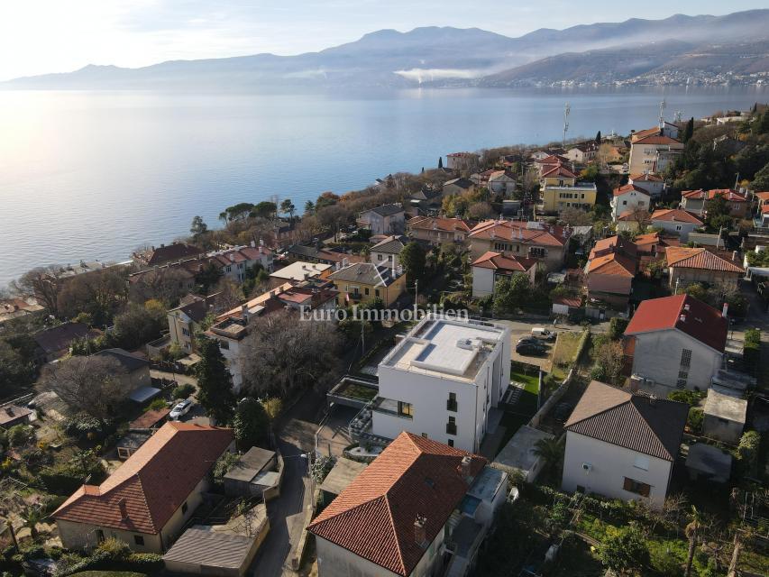 Attico di lusso con terrazza e 3 posti auto