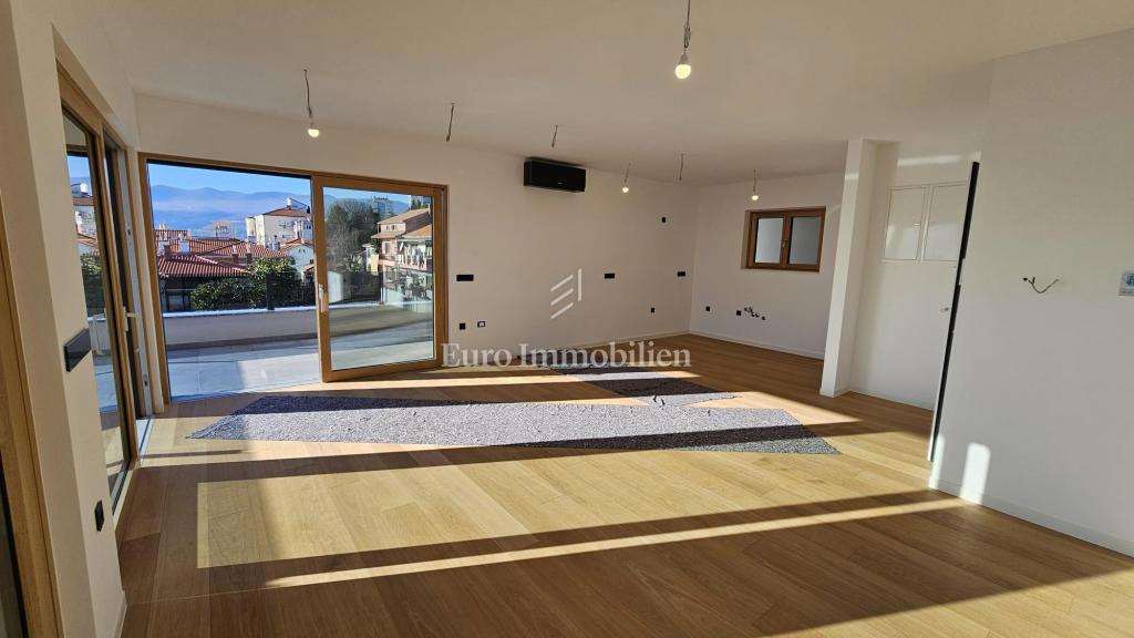 Attico di lusso con terrazza e 3 posti auto