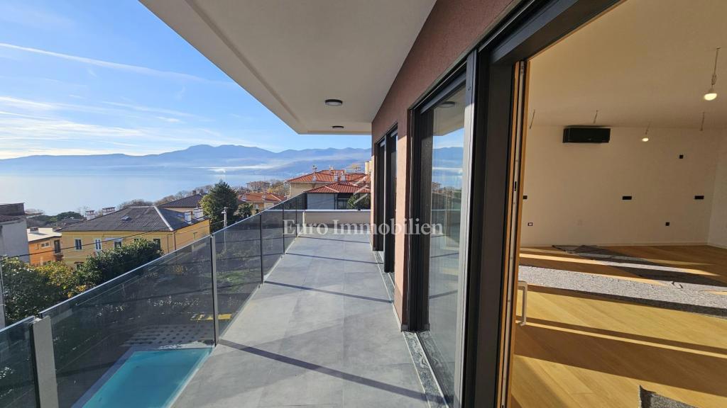 Attico di lusso con terrazza e 3 posti auto