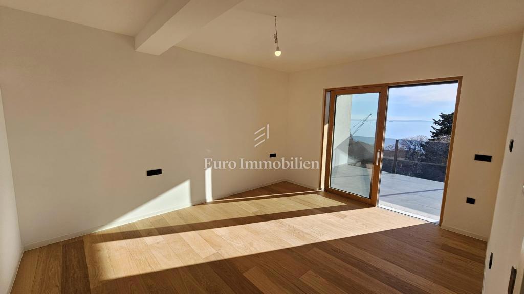 Attico di lusso con terrazza e 3 posti auto