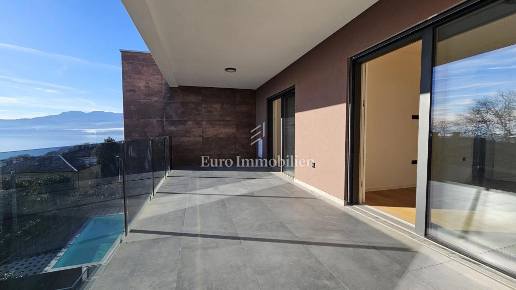 Attico di lusso con terrazza e 3 posti auto