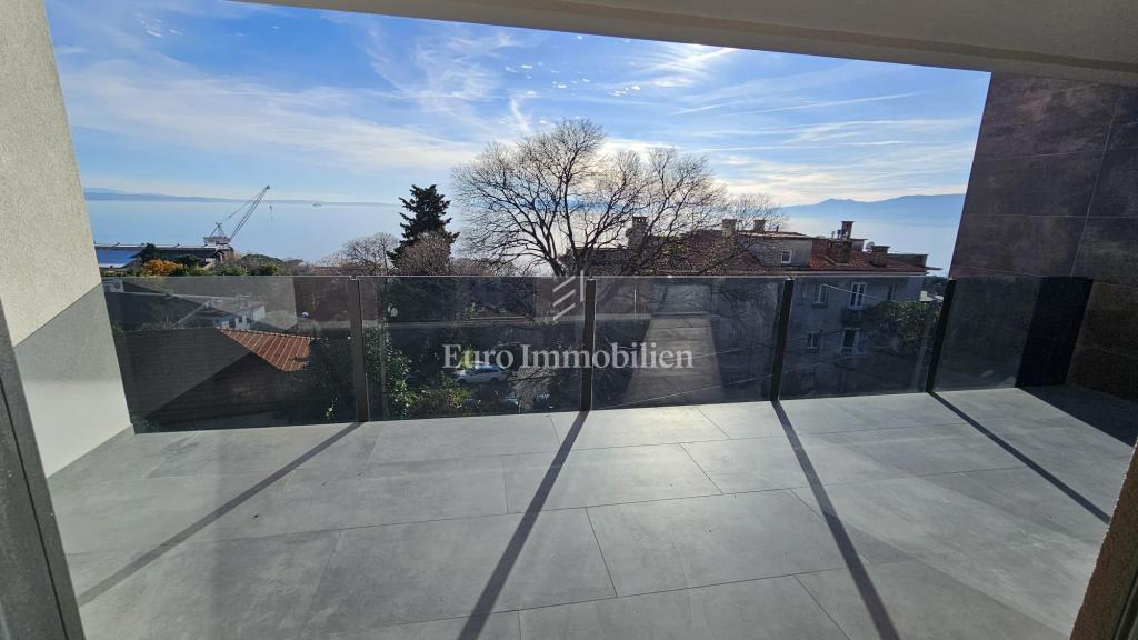 Attico di lusso con terrazza e 3 posti auto