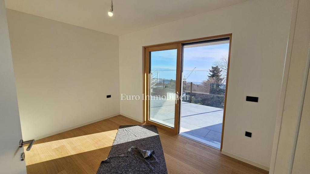 Attico di lusso con terrazza e 3 posti auto