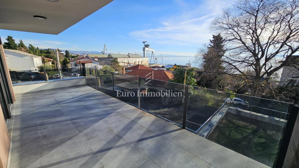 Attico di lusso con terrazza e 3 posti auto