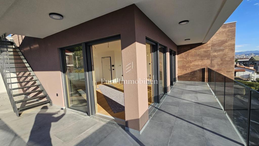 Attico di lusso con terrazza e 3 posti auto