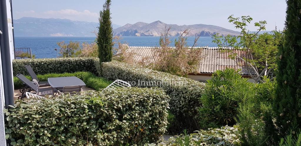 Baška – Casa in prima fila sul mare, 4 appartamenti